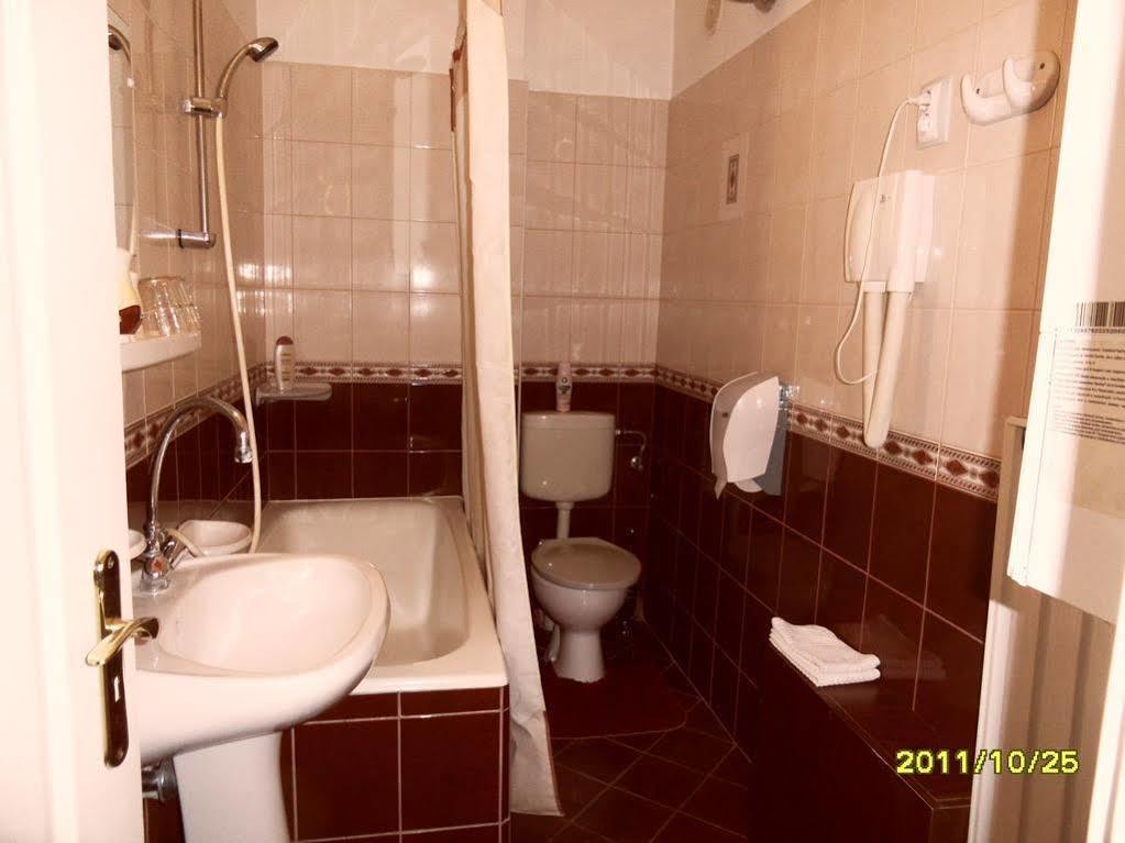 Kalman Panzio Bed & Breakfast Seghedin Exterior foto
