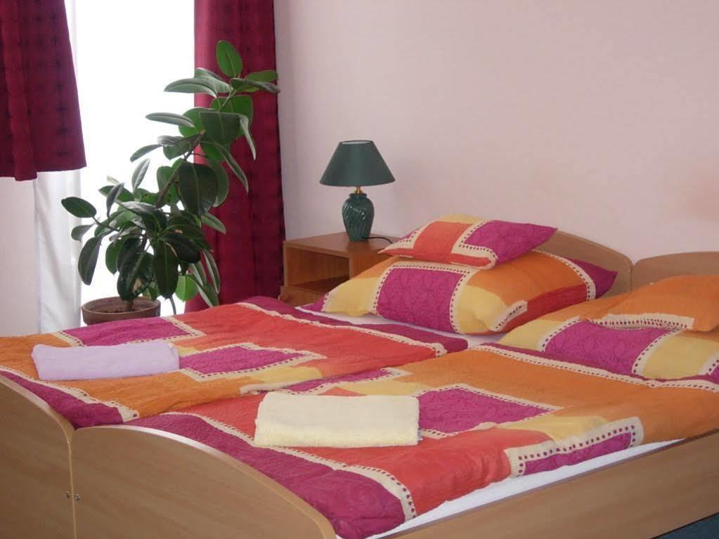 Kalman Panzio Bed & Breakfast Seghedin Exterior foto