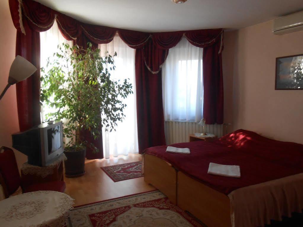 Kalman Panzio Bed & Breakfast Seghedin Exterior foto
